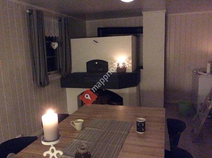 Bakstebua med vedfyrt steinovn