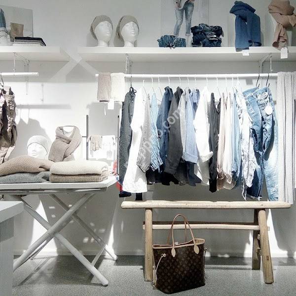 BERIT LOWZOW AS - INTENTION DESIGN