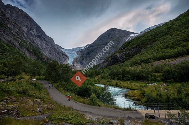 Briksdal - Mellom fjell og bre