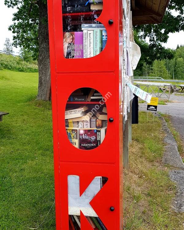 Ett litet minibibliotek med tre små luckor