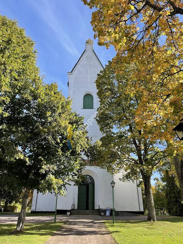 Hässleby Kyrka & Kyrkogård