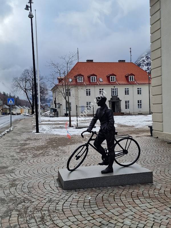 Kjakan, statue av Gunnar Sønsteby